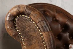 Riess-Ambiente Liegen > Chesterfield Récamière 170cm antik braun mit Knopfheftung und Nietenbesatz