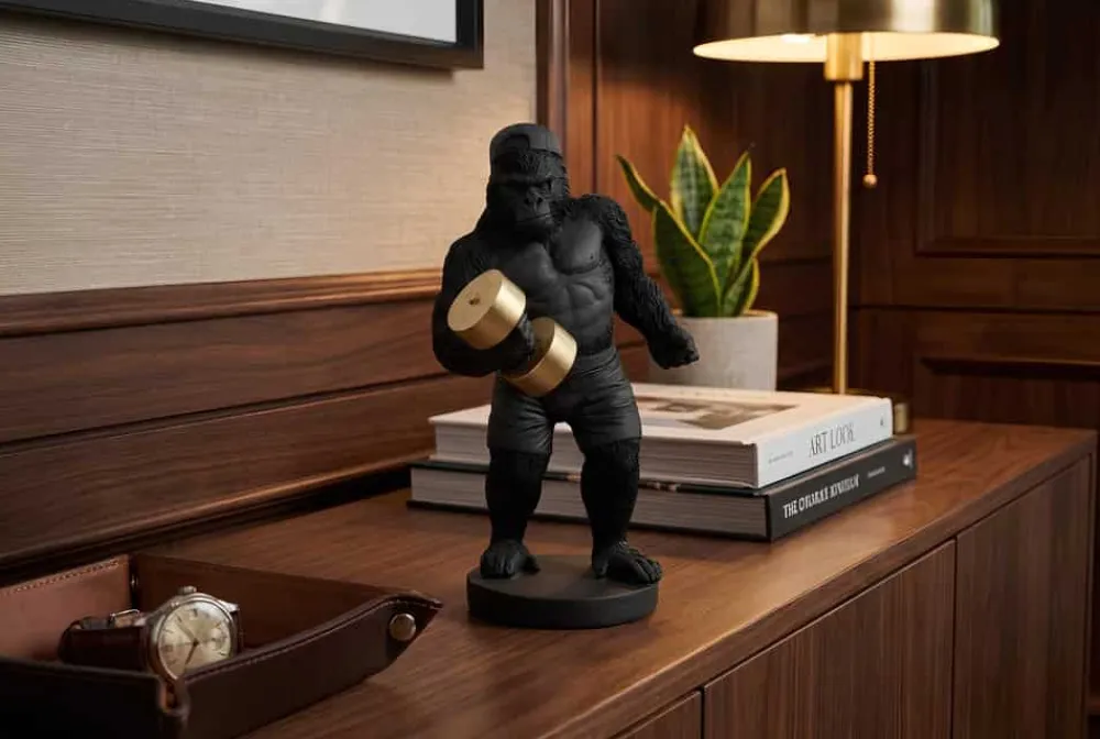Riess-Ambiente Dekoration > Deko-Figur KING APE 30cm schwarz gold Gorilla mit Hantel handmade
