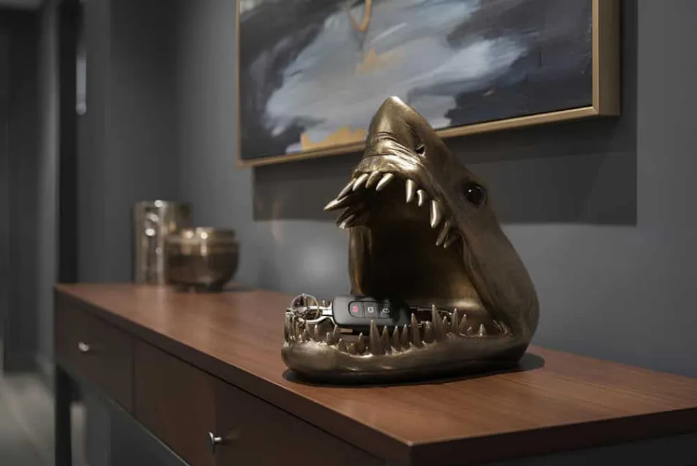 Riess-Ambiente Dekoration|Schalen > Deko-Figur SHARK HEAD 25cm bronze mit Ablagefach handmade