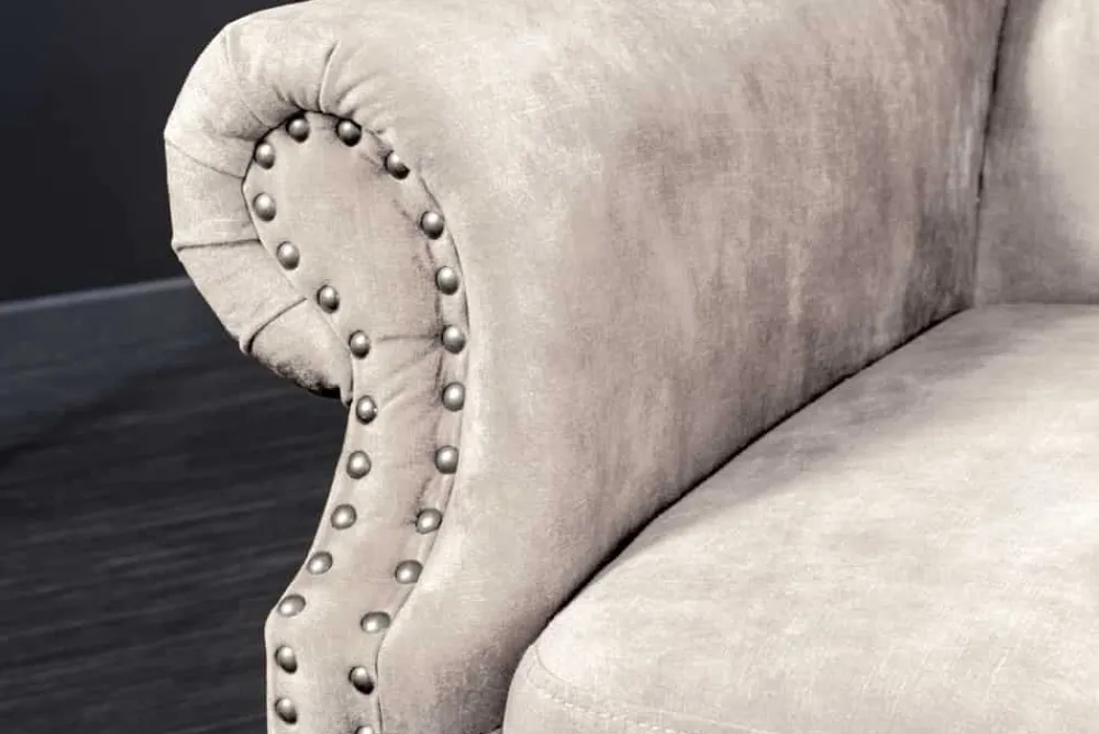 Riess-Ambiente Sessel|Samt Möbel > Design Ohrensessel CHESTERFIELD 105cm champagner beige Samt silber Ziernieten
