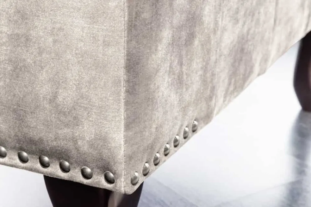 Riess-Ambiente Sitzhocker|Samt Möbel > Design Sitzhocker CHESTERFIELD 80cm champagner beige Samt Knopfheftung Nietenbesatz