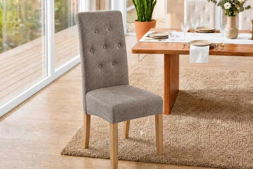 Riess-Ambiente Stühle > Design Stuhl CASA taupe Strukturstoff Massivholzbeine mit Zierknöpfen und Nackenrolle