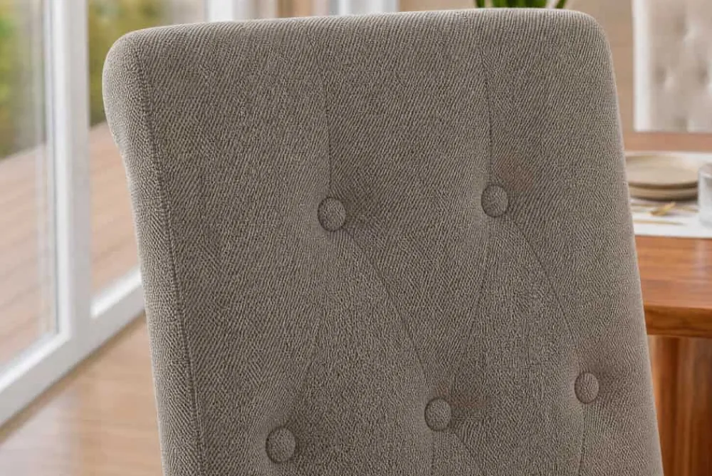 Riess-Ambiente Stühle > Design Stuhl CASA taupe Strukturstoff Massivholzbeine mit Zierknöpfen und Nackenrolle