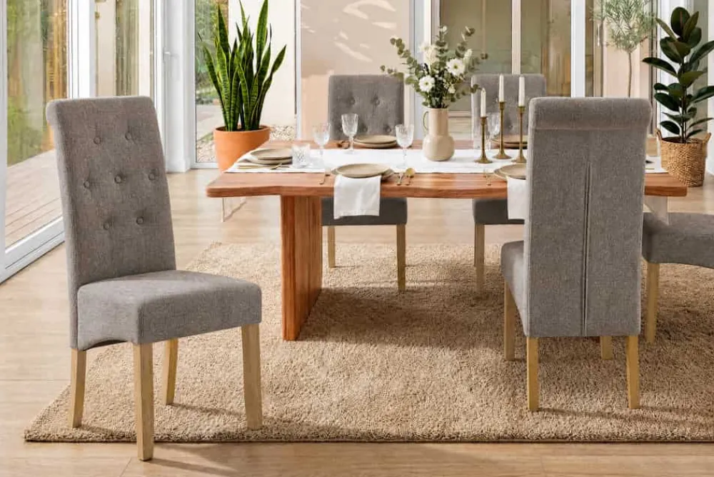 Riess-Ambiente Stühle > Design Stuhl CASA taupe Strukturstoff Massivholzbeine mit Zierknöpfen und Nackenrolle