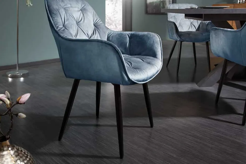 Riess-Ambiente Stühle|Samt Möbel > Design Stuhl MILANO petrol Samt mit Armlehne Ziersteppung gepolstert schwarze Metallbeine