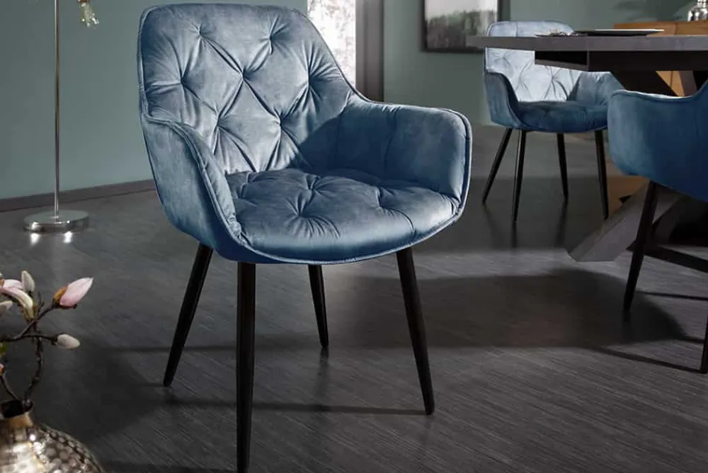 Riess-Ambiente Stühle|Samt Möbel > Design Stuhl MILANO petrol Samt mit Armlehne Ziersteppung gepolstert schwarze Metallbeine