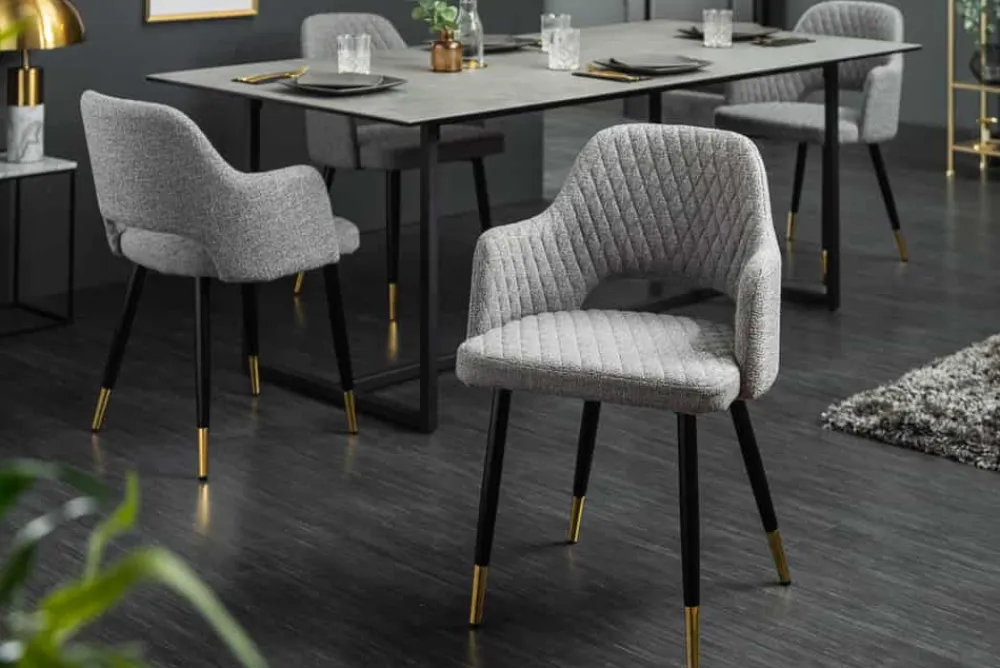 Riess-Ambiente Retro Möbel|Stühle > Design Stuhl PARIS hellgrau Strukturstoff mit Armlehnen Ziersteppung goldene Fußkappen