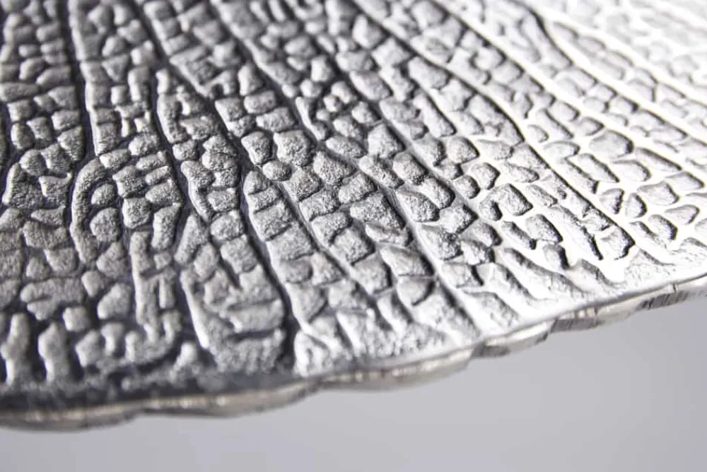 Riess-Ambiente Beistelltische > Handgearbeiteter Beistelltisch ABSTRACT LEAF 40cm silber