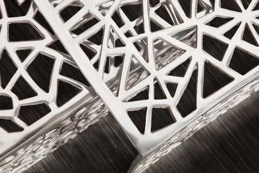 Riess-Ambiente Couchtische & Truhen > Handgearbeiteter Couchtisch ABSTRACT 49cm 2er Set silber im Gap Design