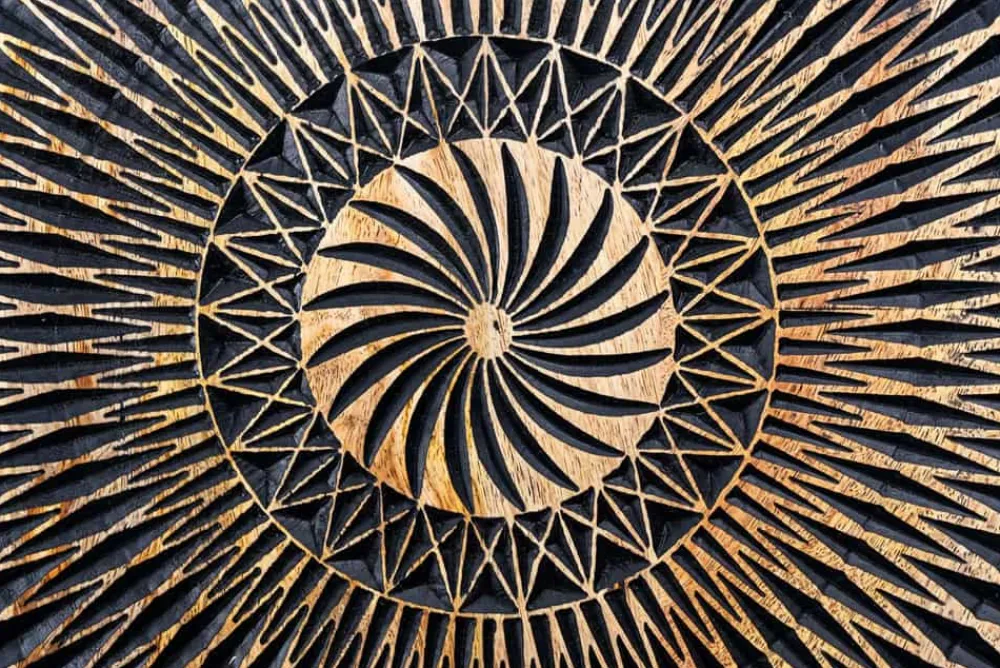 Riess-Ambiente Industrial Loft|Tv- & Lowboards > Hängendes TV-Board ILLUSION 160cm schwarz Mangoholz Massivholz mit 3D Schnitzereien gold