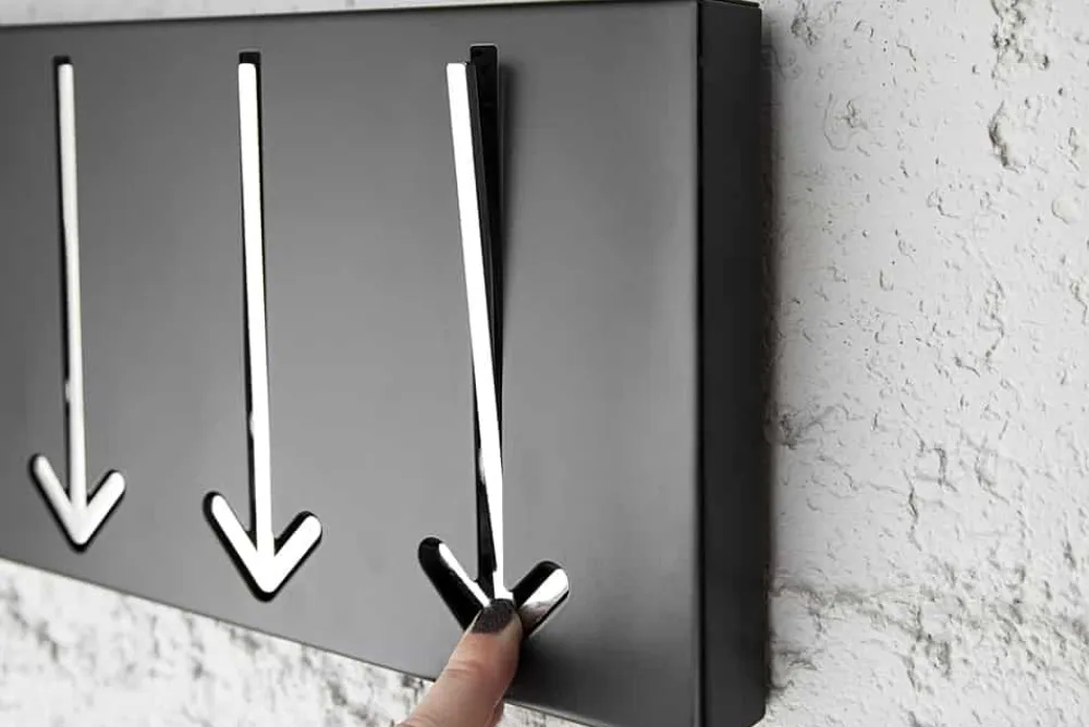 Riess-Ambiente Garderoben > Moderne Design Wandgarderobe ARROW 30cm schwarz mit 3 Haken