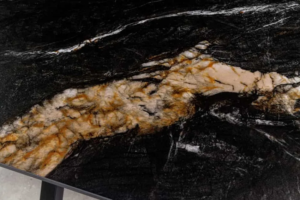 Riess-Ambiente Esstische > Moderner Esstisch GALAXIE 160cm Aurora Oro schwarz gold sand Keramik