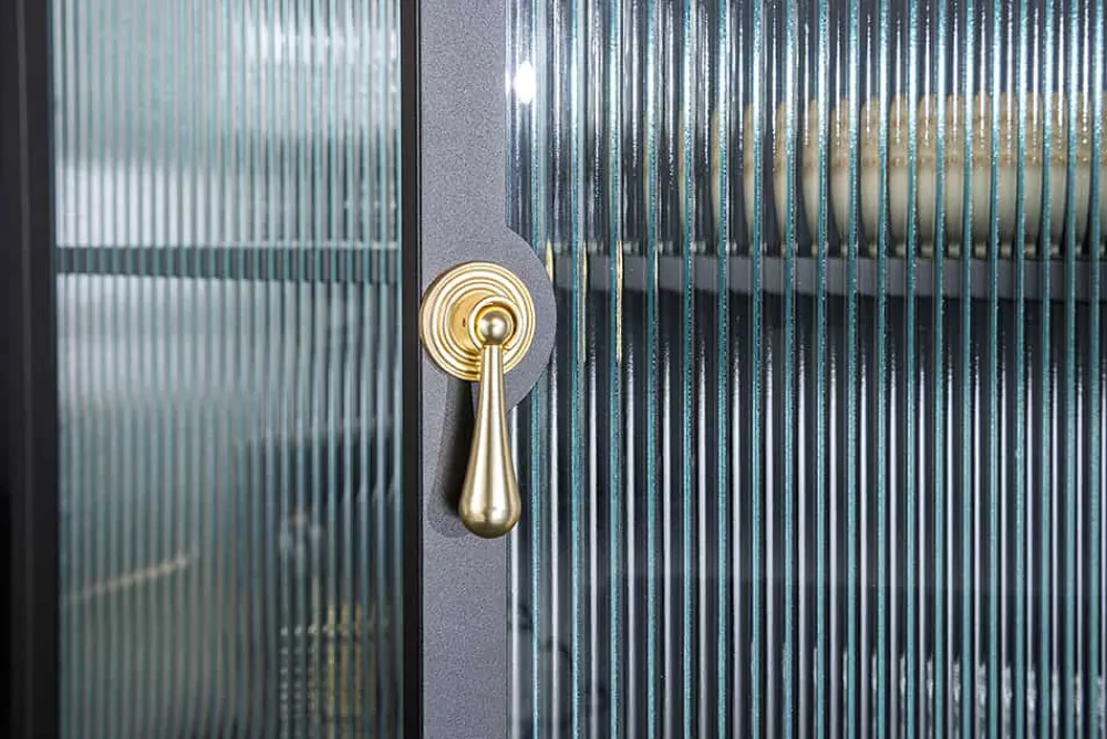 Riess-Ambiente Vitrinen|Highboards > Moderne Vitrine AMSTERDAM 160cm schwarz gold Riffelglas Metall Highboard Schrank