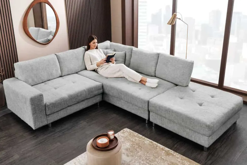 Riess-Ambiente Skandinavisch|Xxl Sofa > Moderne Wohnlandschaft KENT 220cm grau Strickstoff Ecksofa inkl. Hocker und Kissen