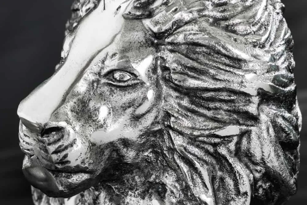 Riess-Ambiente Beistelltische > Runder Beistelltisch WILDLIFE LION 60cm silber antik Metall Glas Löwen Skulptur